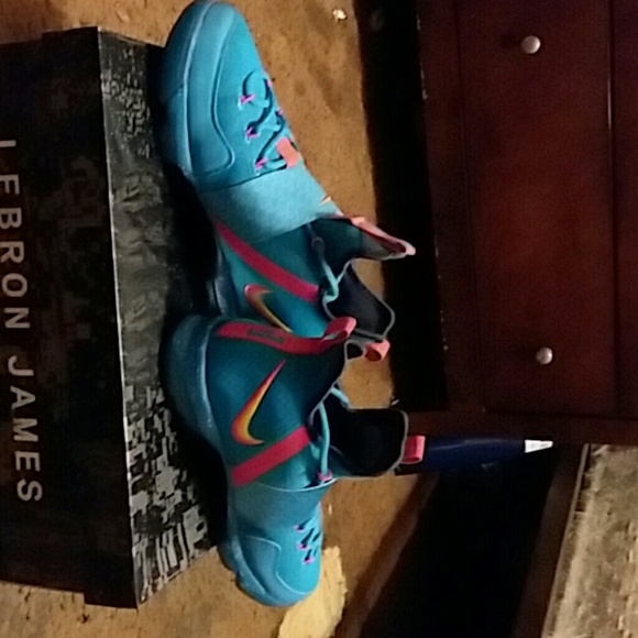 Lebron XIV - Picture 2 of 2